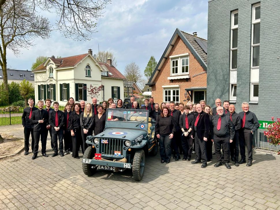 Deze afbeelding heeft een leeg alt-attribuut; de bestandsnaam is Groep-foto-bevrijdings-concert-13-april-2025-970x728.jpeg